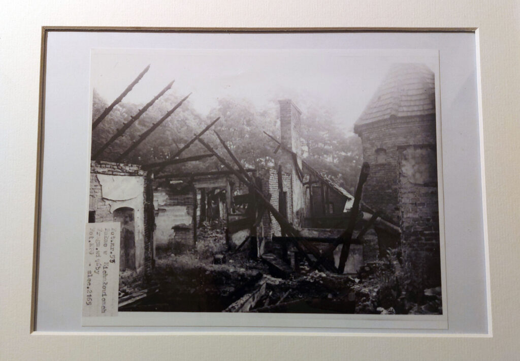 Dwór w Michałowicach po pożarze w 1979 roku