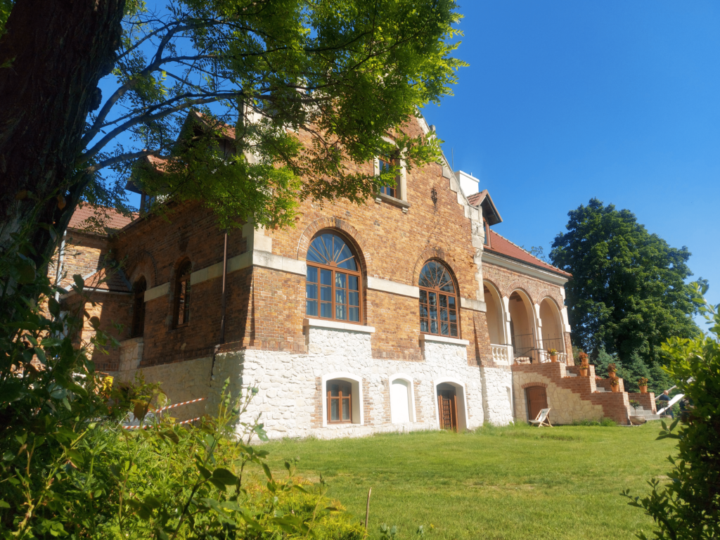 Zewnętrzna fasada dworu w Michałowicach